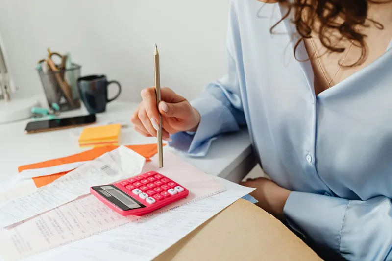 Responsable PME analysant sa facture d'électricité professionnelle avec VNU