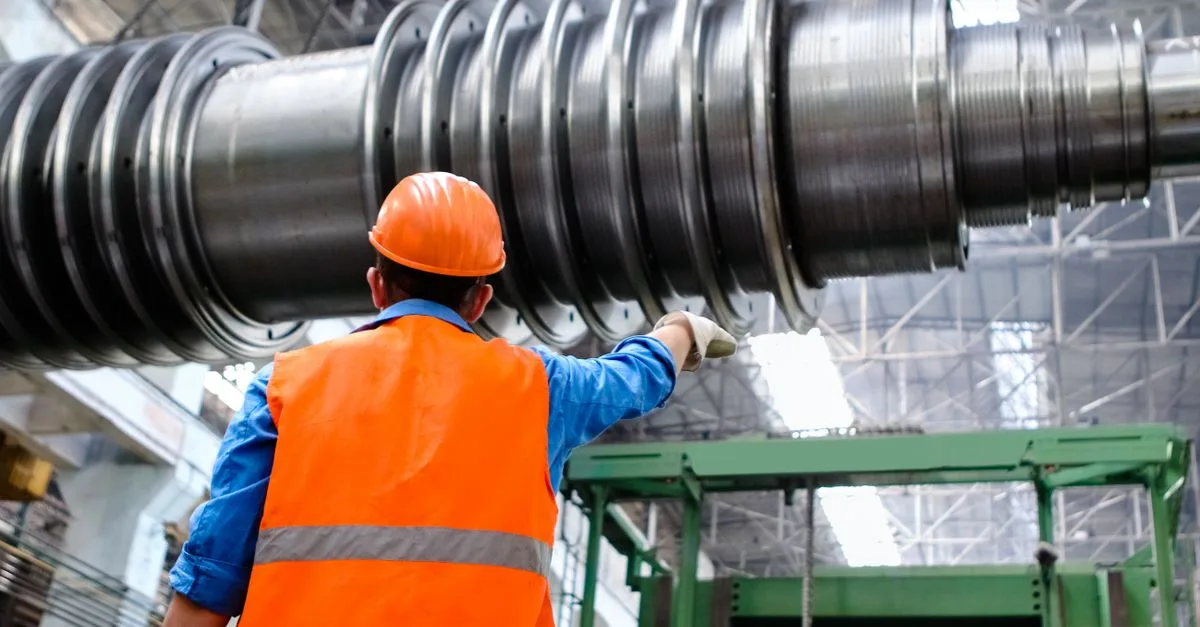 Ingénieur contrôlant une installation industrielle financée par les CEE période 6
