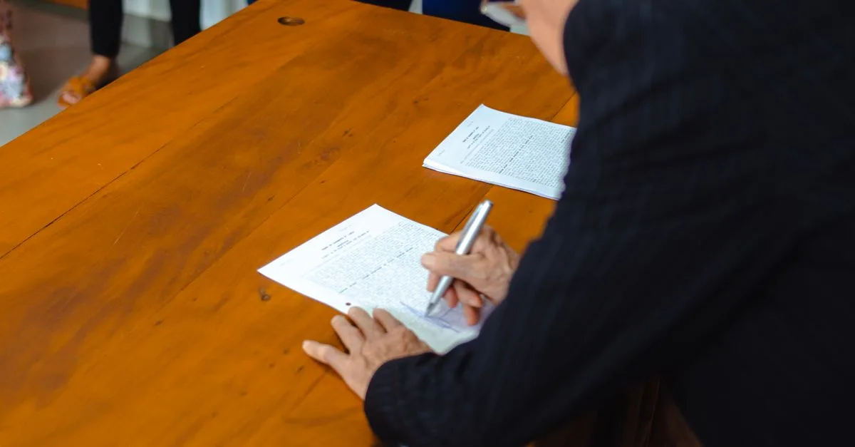 Dirigeant de PME signant un dossier de prime CEE en période 6