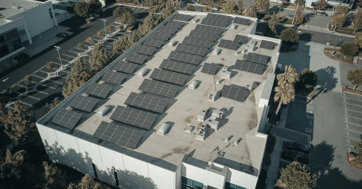 Installation solaire sur bâtiment professionnel pour lisser la consommation sur les heures solaires de midi