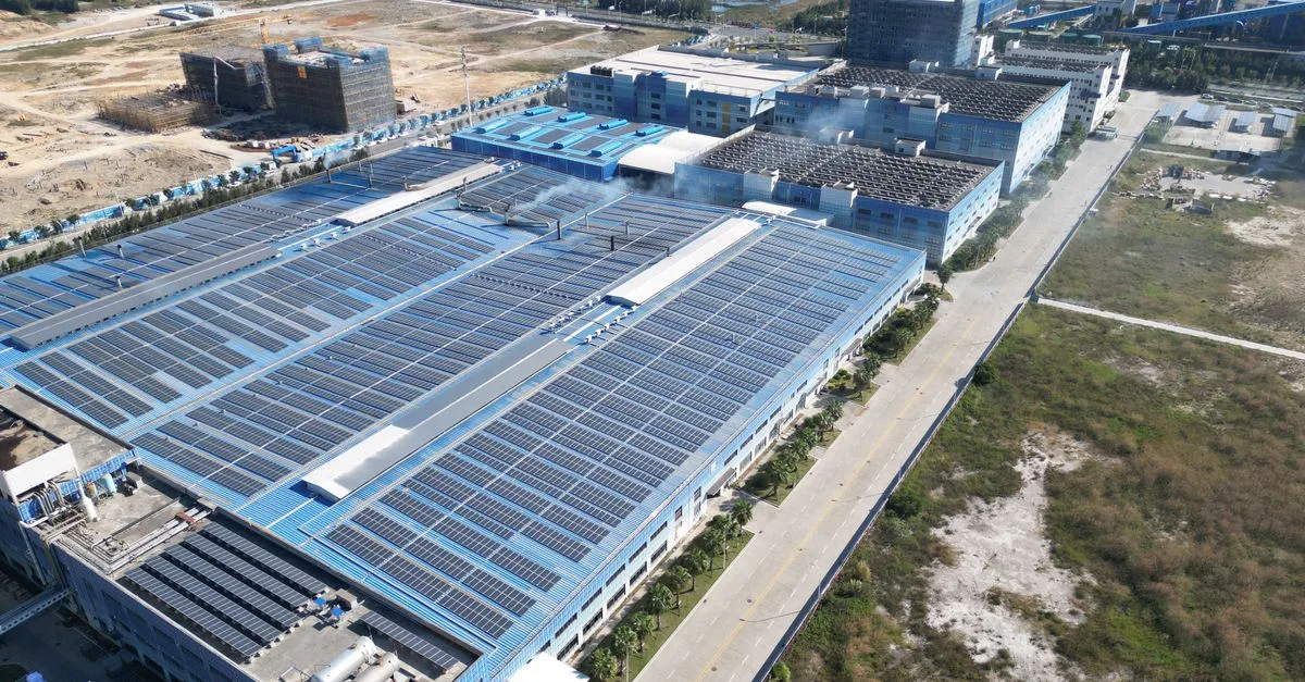 Panneaux photovoltaiques en autoconsommation sur la toiture d'un site industriel - heures creuses meridiennes TURPE 7