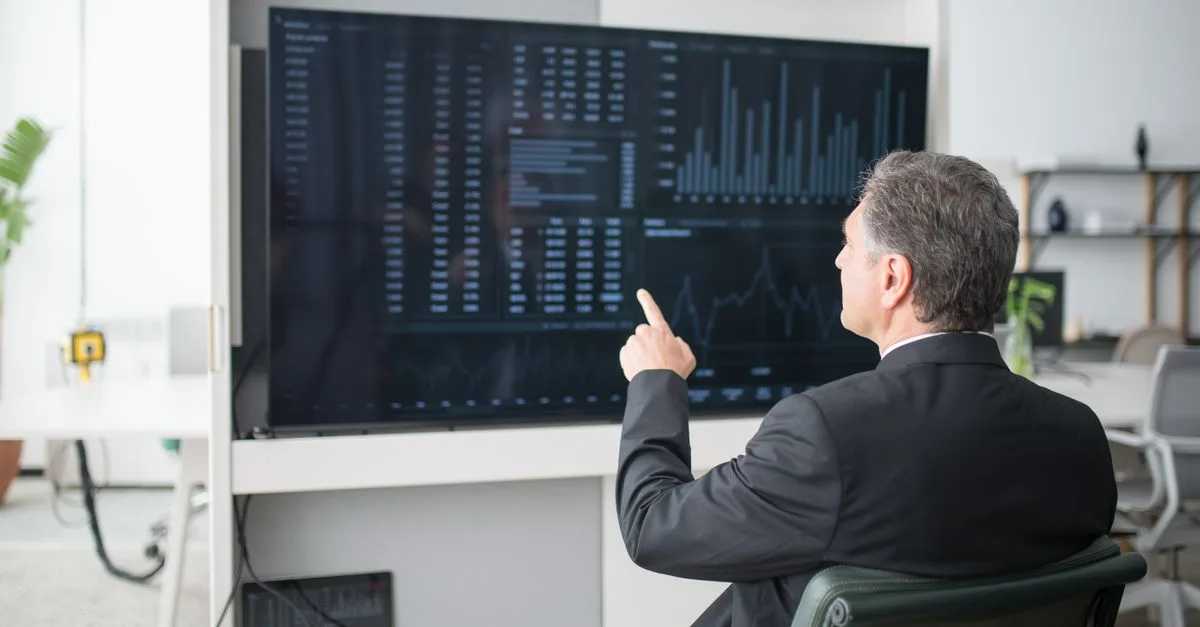 Dirigeant de PME analysant ses consommations d'énergie avant la déclaration OPERAT 2026