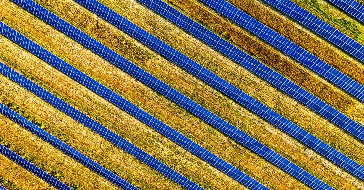 Ferme solaire vue du ciel, source d'énergie d'un contrat PPA solaire pour PME et ETI