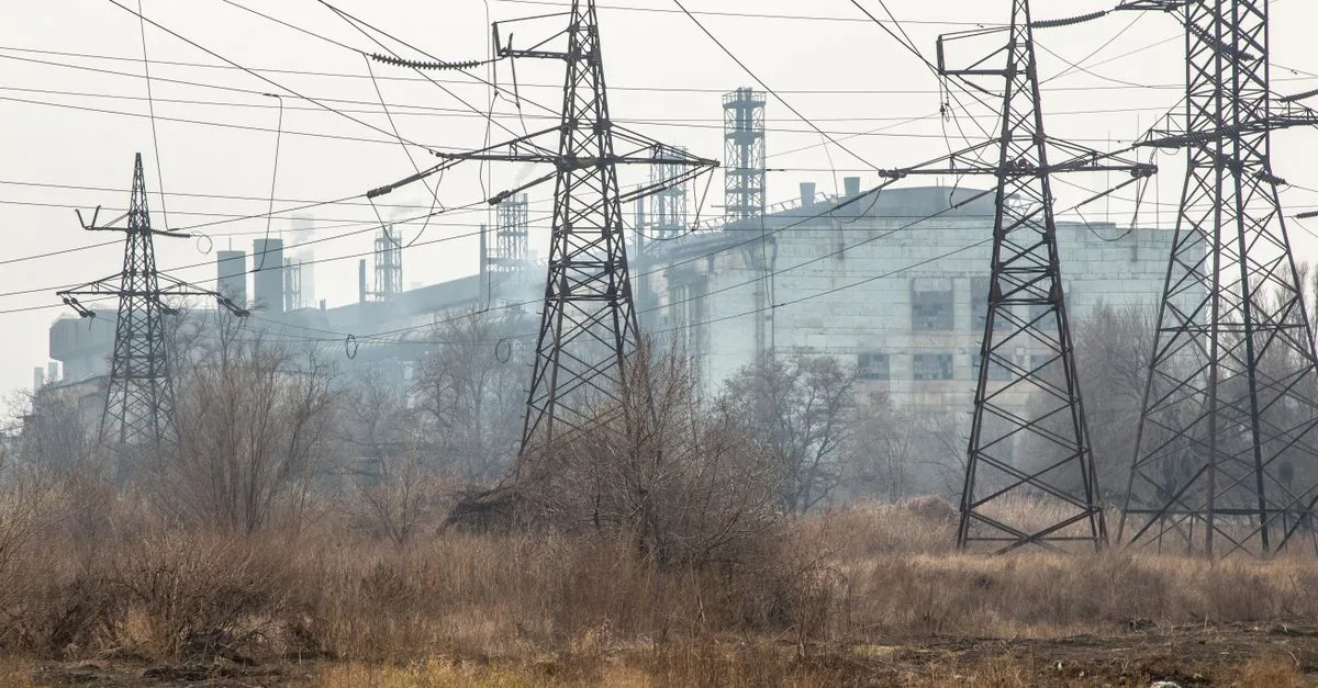 Pylônes de transport électrique haute tension — réseau d'approvisionnement énergie PME