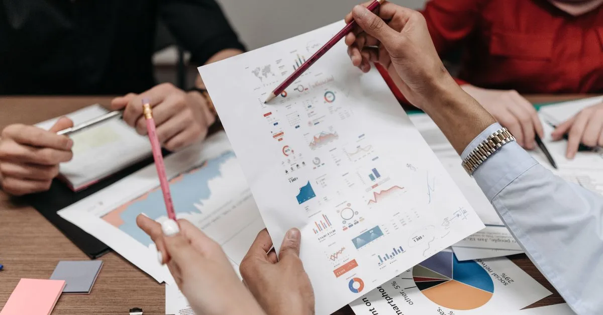 Dirigeant de PME analysant l'impact de la baisse de l'accise électricité 2027 sur son budget énergie