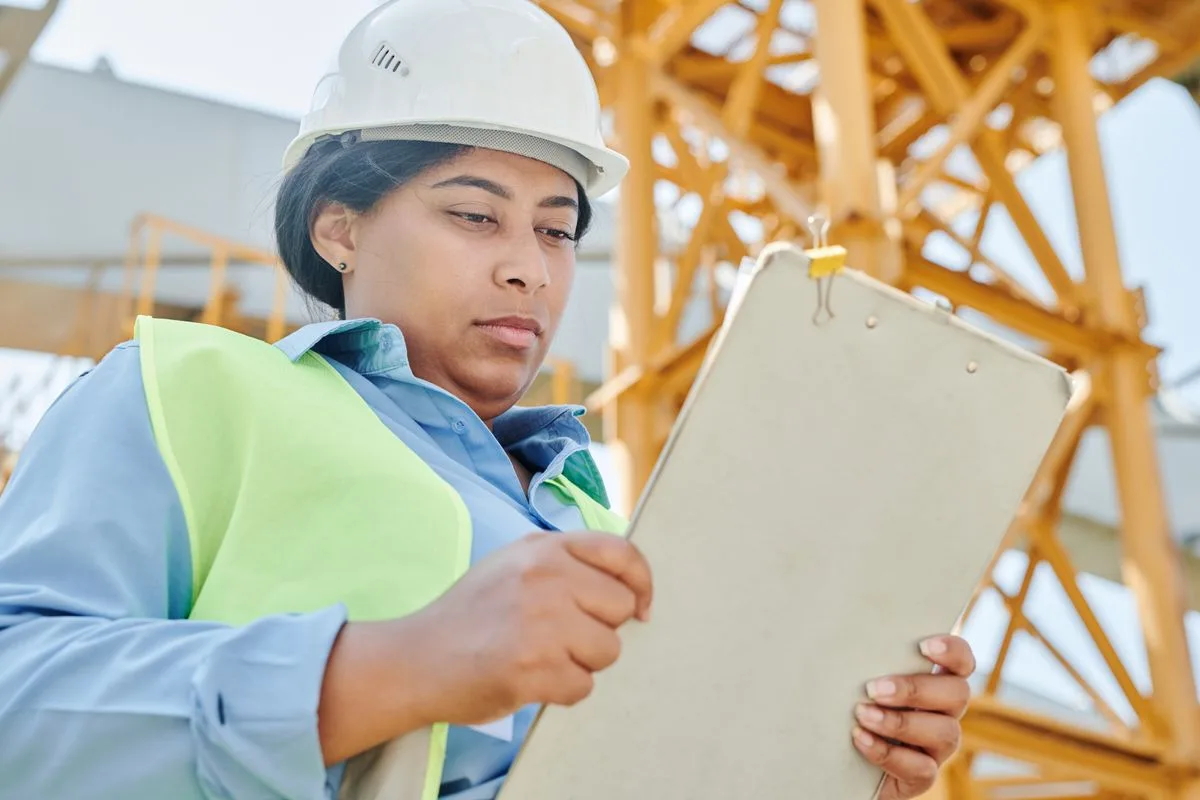 Inspecteur controlant une operation CEE sur site pour une entreprise