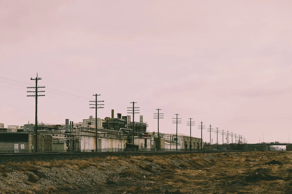 Lignes haute tension alimentant un site industriel, illustration de l'acheminement