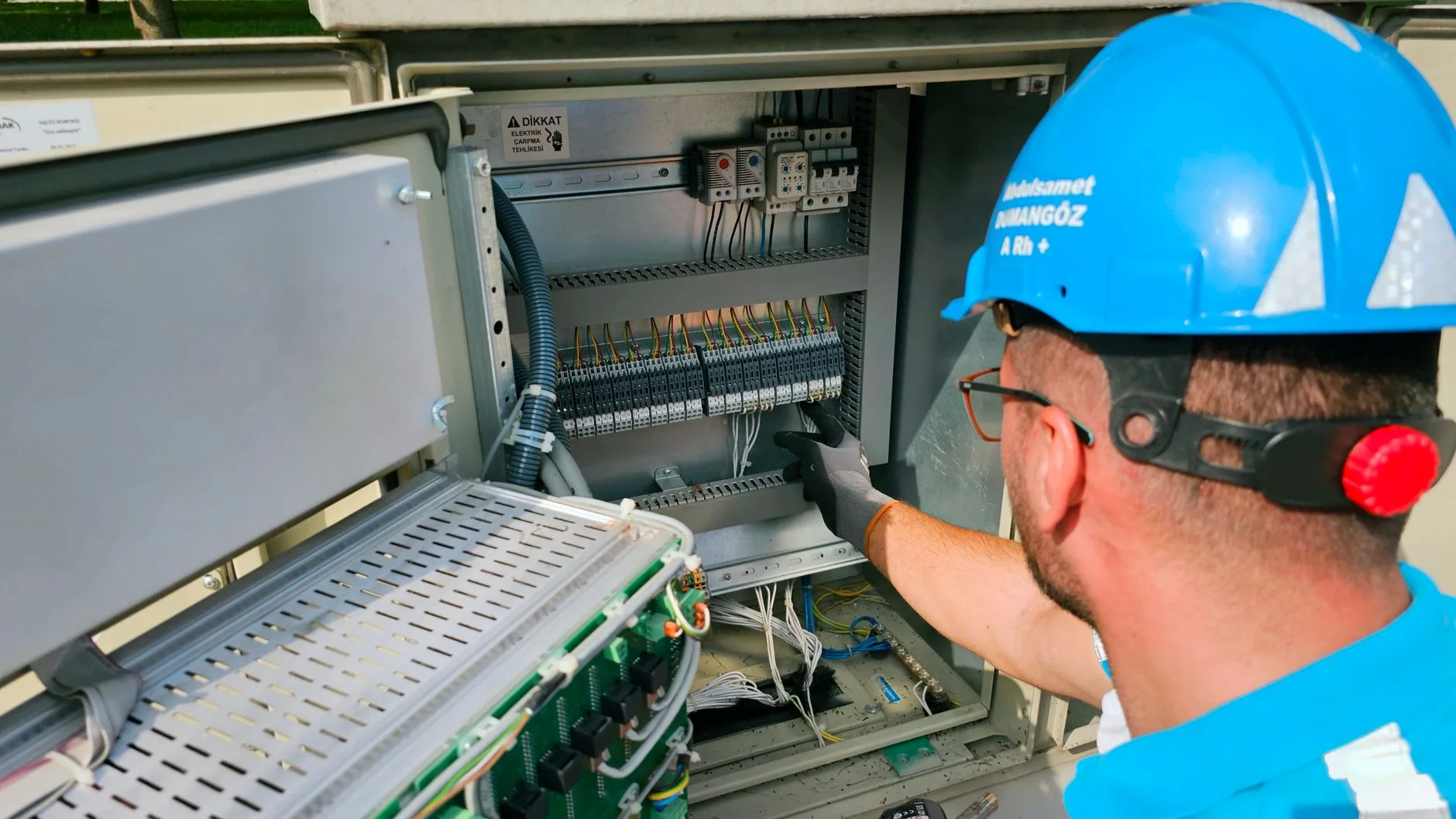 Tableau électrique industriel lors d'un raccordement d'entreprise