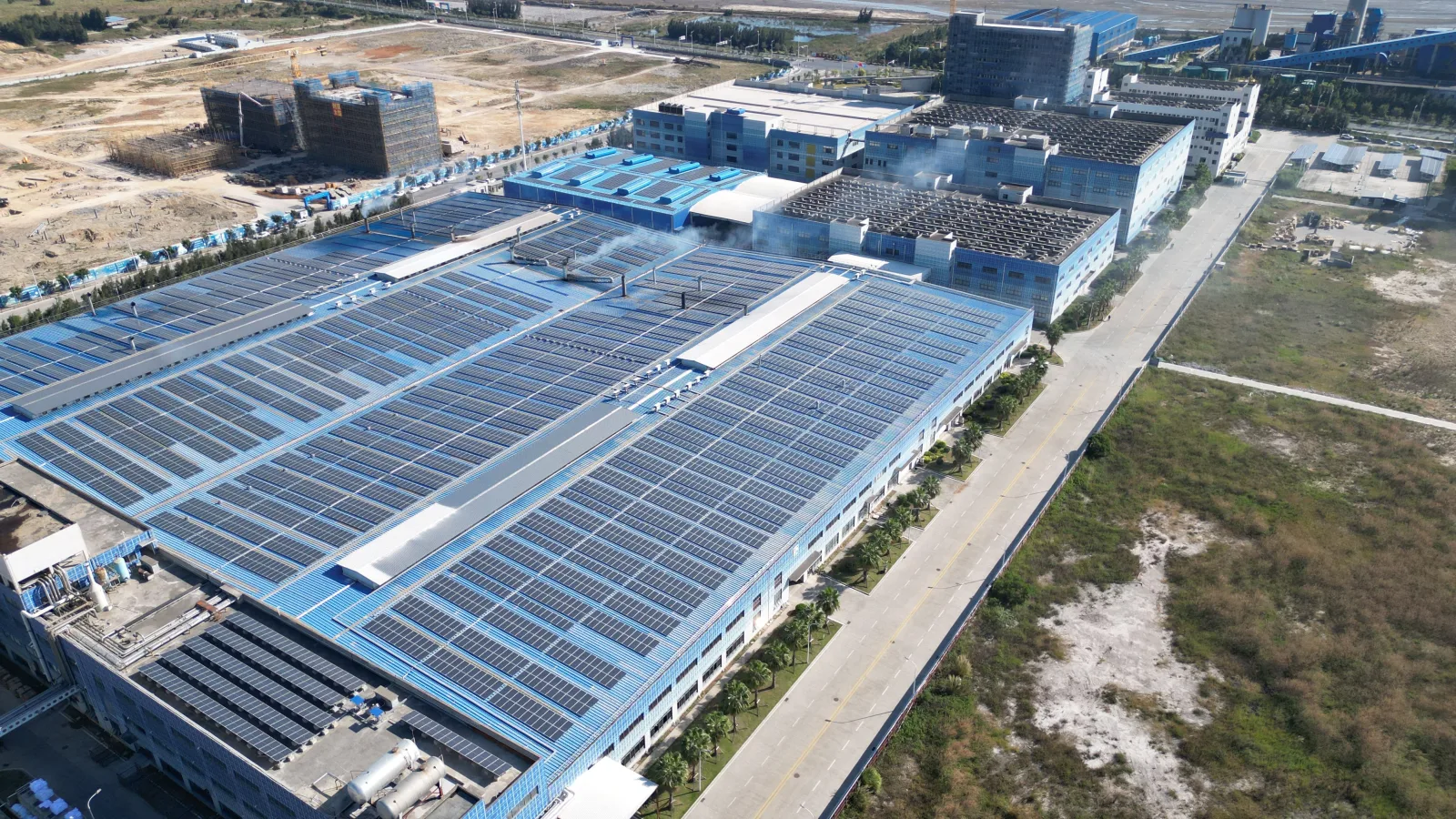 Panneaux photovoltaiques sur toiture d entreprise en autoconsommation collective