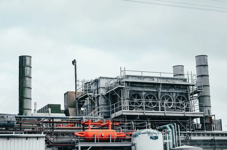 Ingénieur analysant la courbe de charge et la puissance appelée d'un site industriel