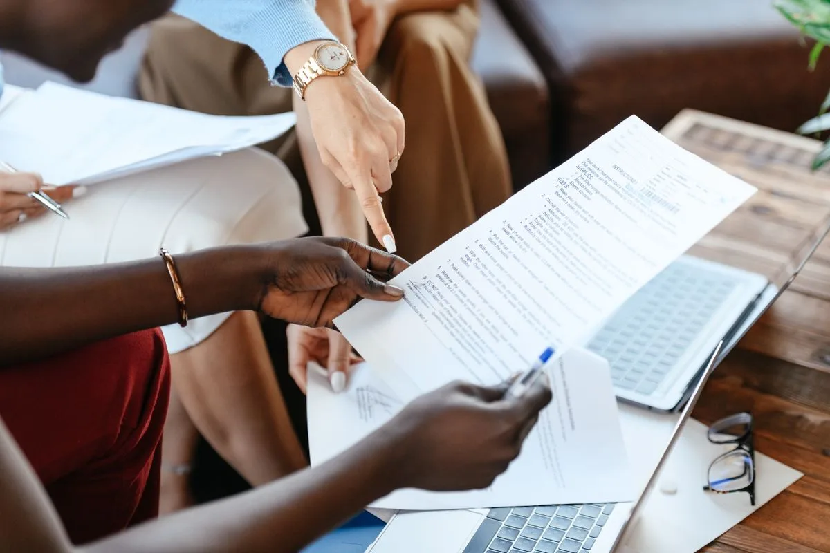 Dirigeants de PME comparant deux devis d'électricité professionnels avec et sans coût de capacité inclus