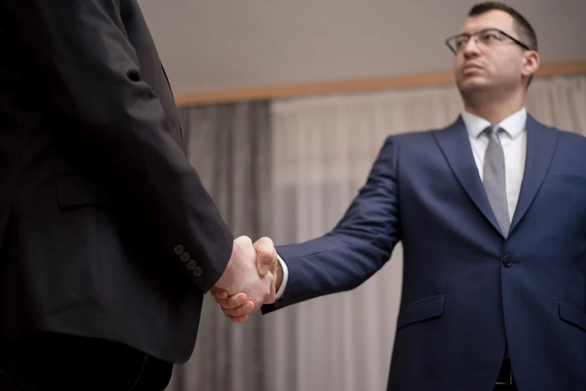 Dirigeant de PME comparant les durees de contrat electricite pour son entreprise