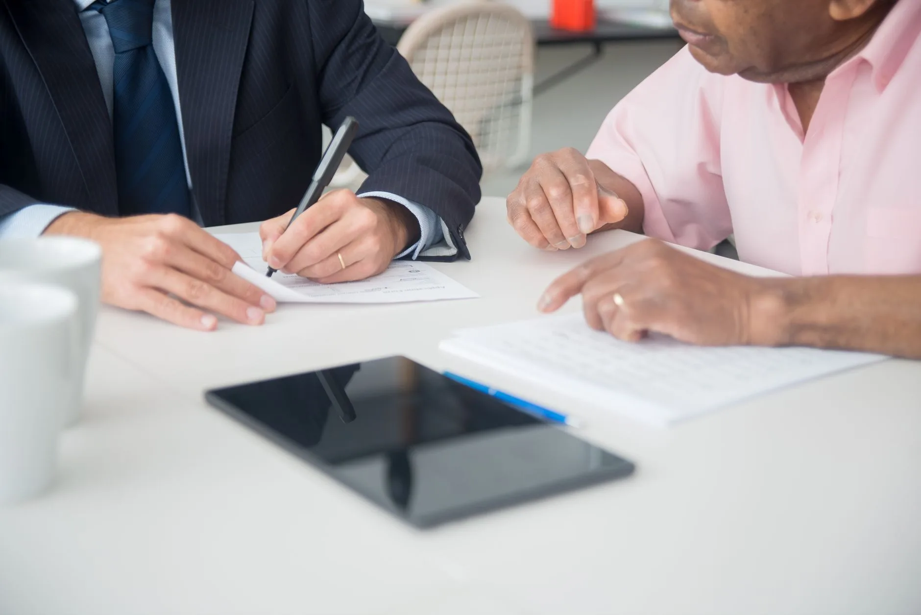 Dirigeant de PME arbitrant la duree de son contrat d electricite