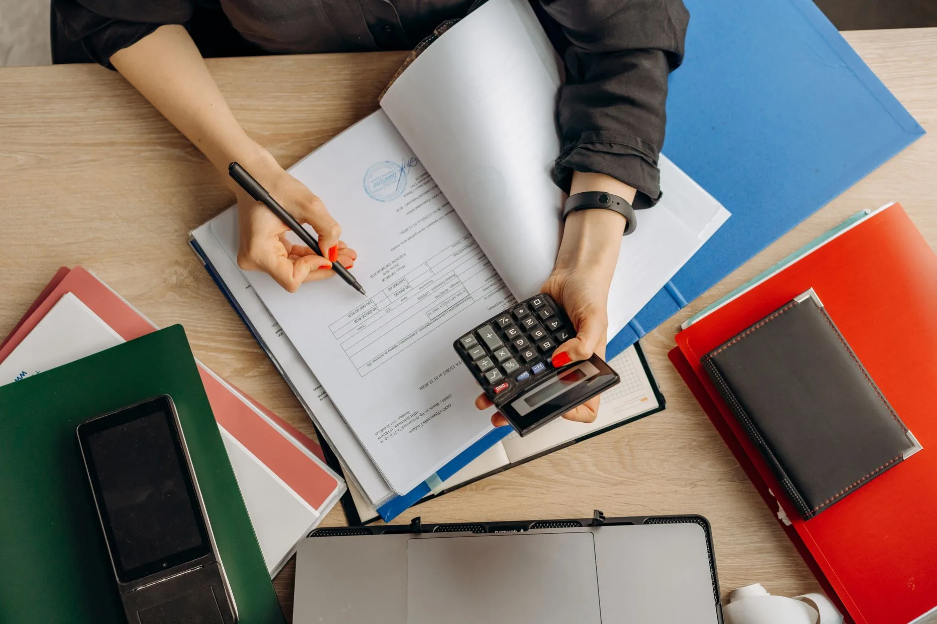 Dirigeant de PME analysant l'impact du budget 2027 sur sa facture d'énergie à la calculatrice