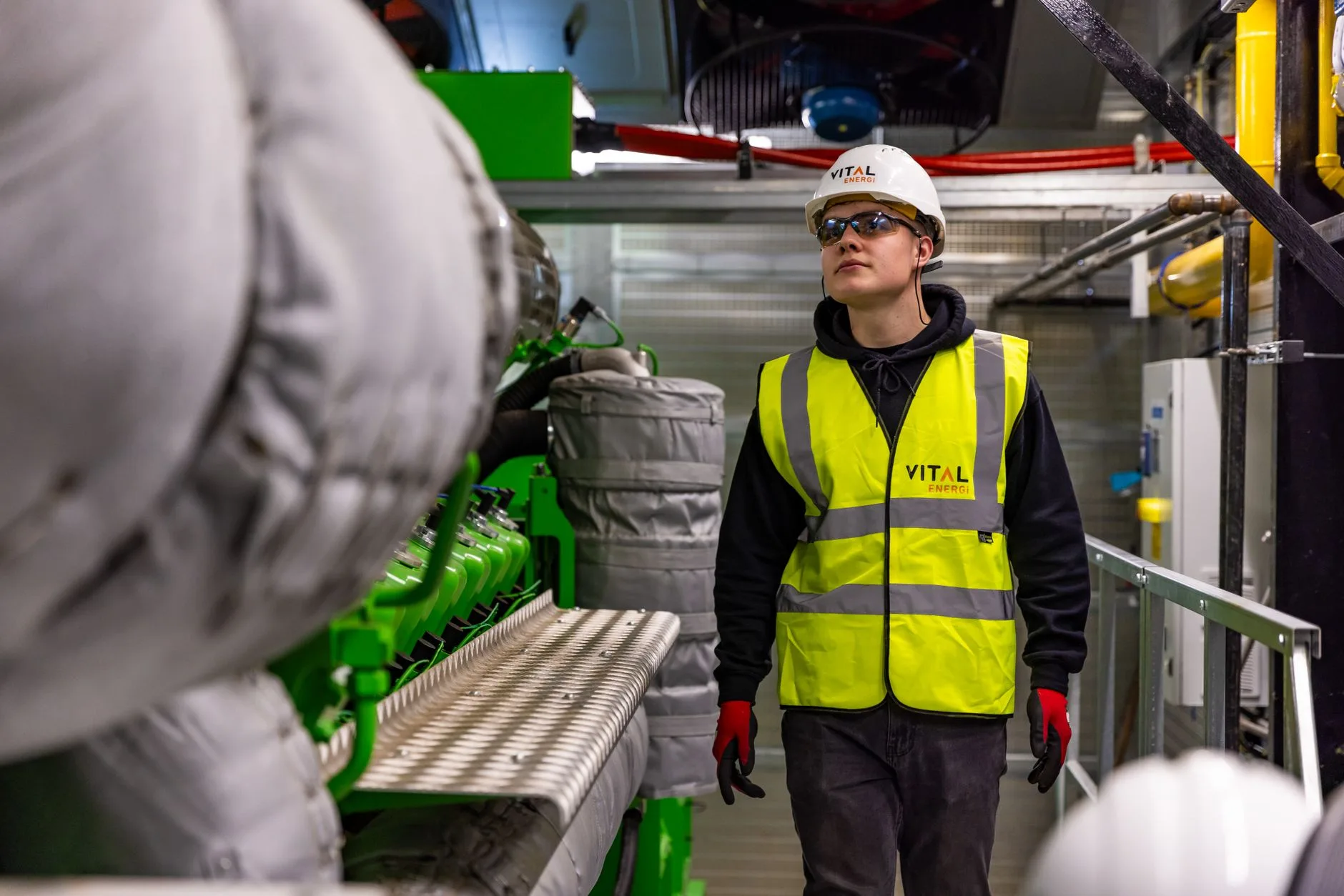 Technicien contrôlant un équipement industriel, illustrant l'enjeu énergétique des PME face au budget 2027