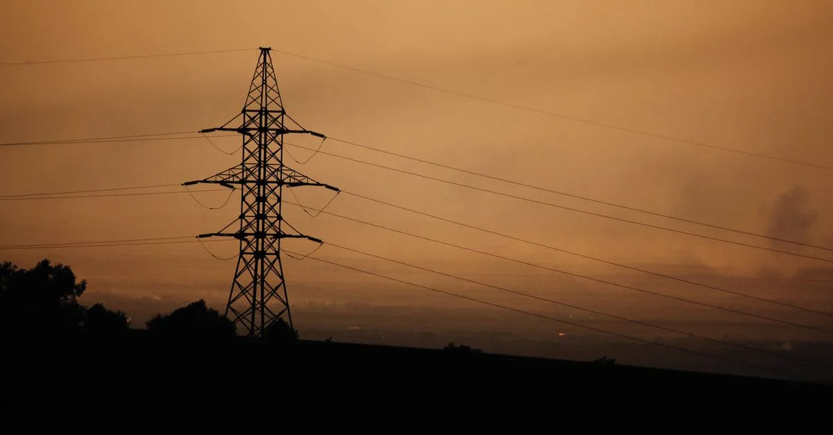 Lignes a haute tension du reseau electrique francais au crepuscule - flambee des prix de l'electricite 2027 pour les entreprises