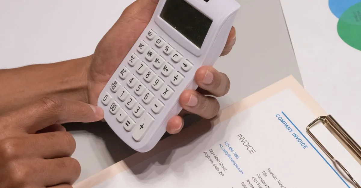 Dirigeant de PME analysant la décomposition de sa facture d'électricité professionnelle avec une calculatrice