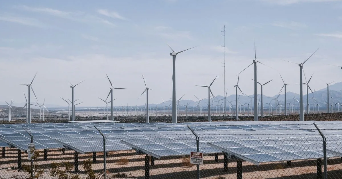 Panneaux solaires et éoliennes - surproduction d'électricité décarbonée à l'origine des prix négatifs records de 2026