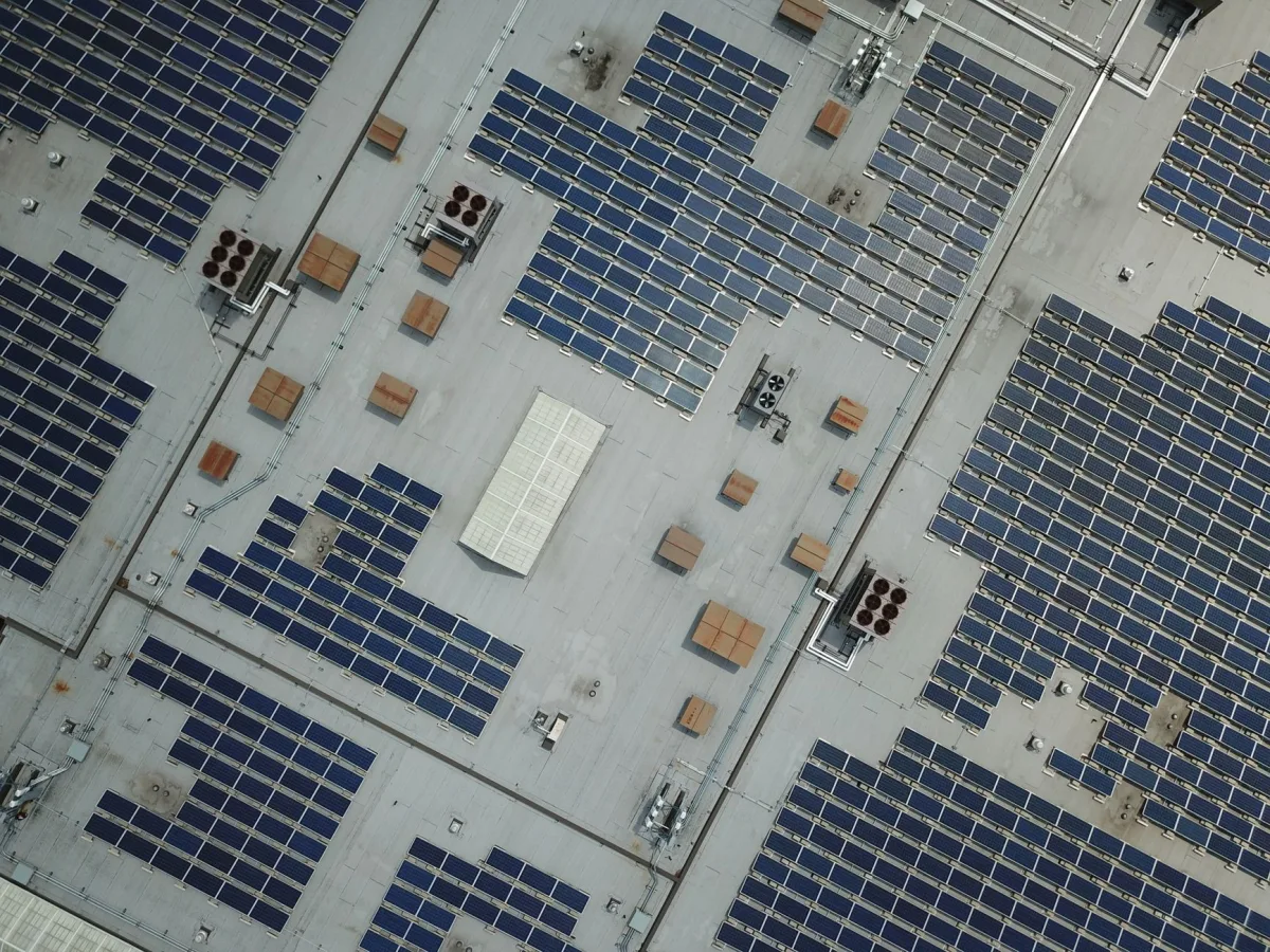 Dirigeant de PME analysant la puissance souscrite et le coût de l'énergie de son entreprise
